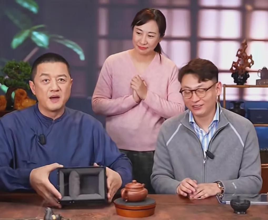 星空体育官方网站-李亚鹏接不住泼天流量，首场直播卖茶叶和紫砂壶，快急死网友了