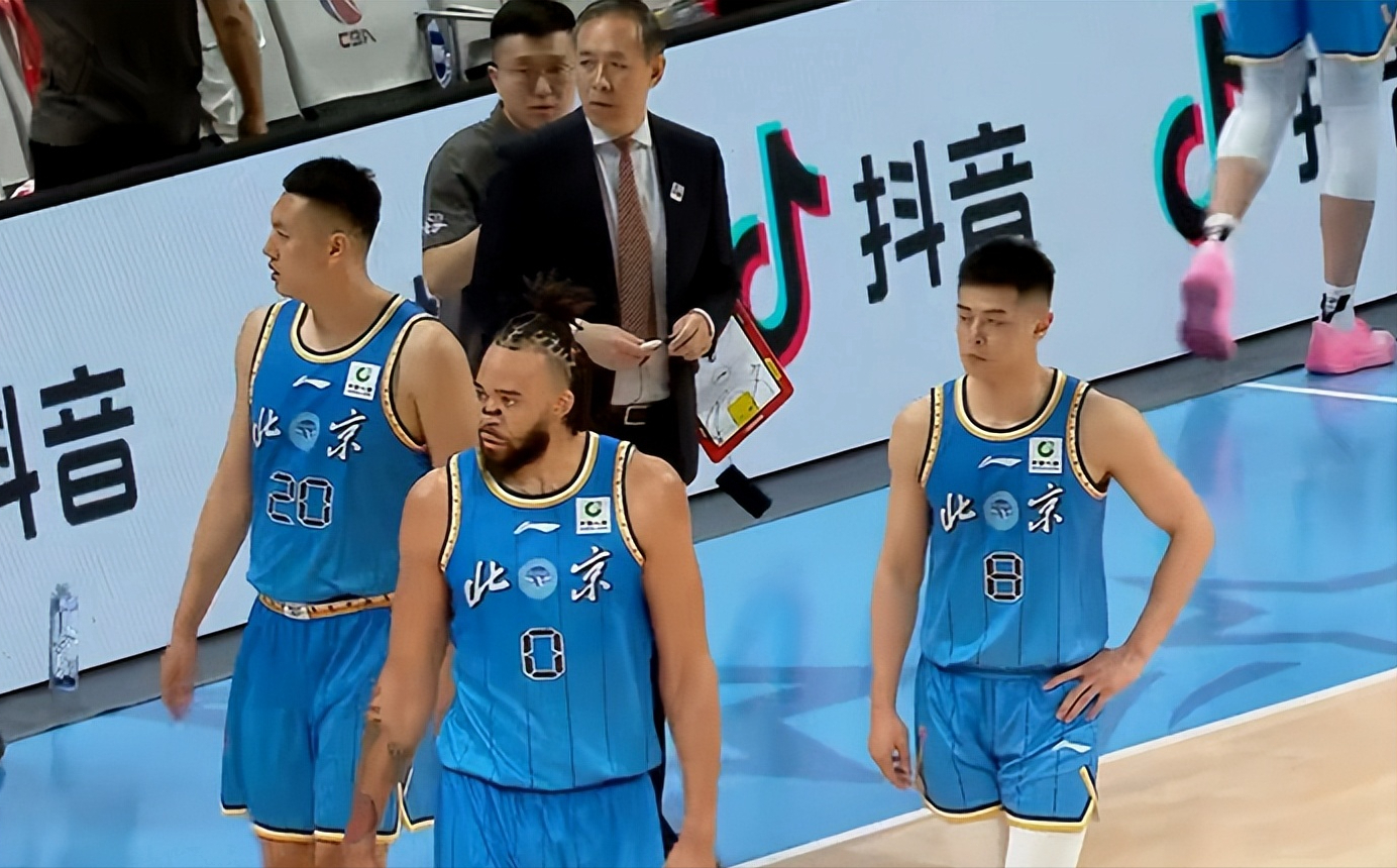 星空体育app下载-上海队锁定常规赛第一，大轮休却迎来两将爆发，卢伟指导赛后表态
