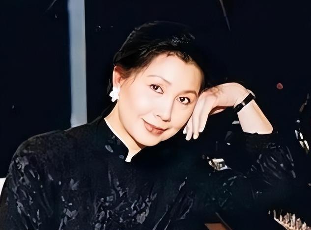 星空体育-突传死讯！香港知名演员老公在家中离世，坐在轮椅上没了呼吸