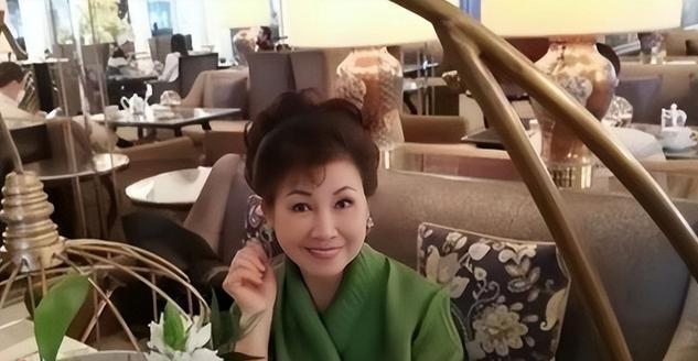星空体育-突传死讯！香港知名演员老公在家中离世，坐在轮椅上没了呼吸