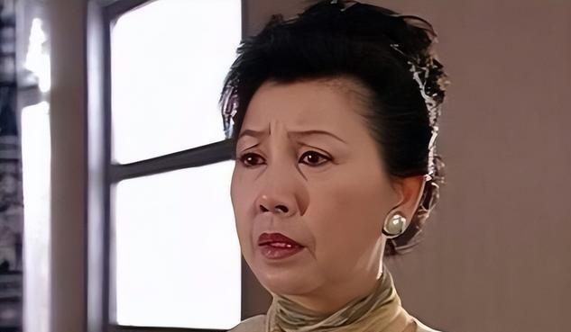 星空体育-突传死讯！香港知名演员老公在家中离世，坐在轮椅上没了呼吸