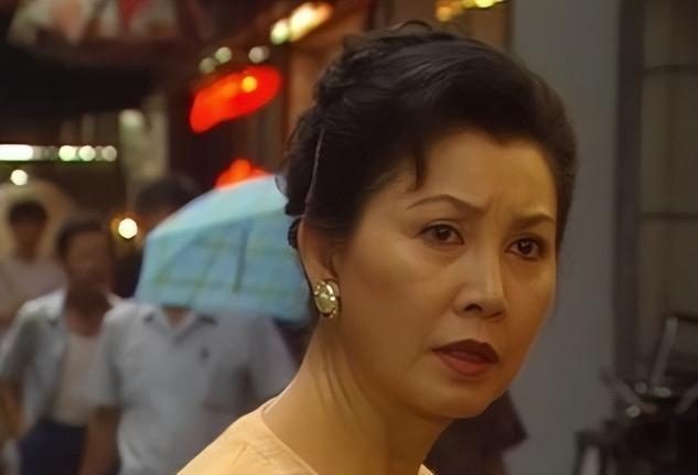 星空体育-突传死讯！香港知名演员老公在家中离世，坐在轮椅上没了呼吸